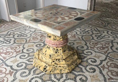 Mramorový šachovnicový stolek