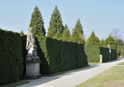 Rzeźby w ogrodzie francuskim