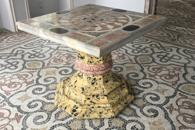 Mramorový šachovnicový stolek