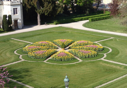 Blumenbeet vor der Schlosskapelle