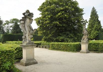 Statuen im französischen Garten