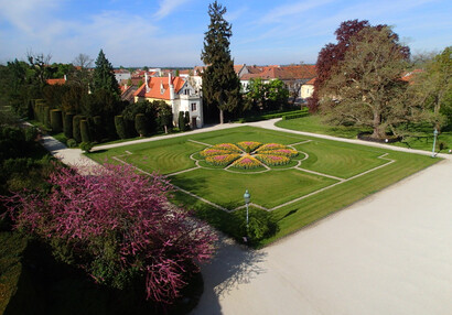 Blumenbeet vor der Schlosskapelle