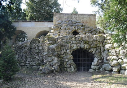 künstliche Höhle namens Himmel-Hölle