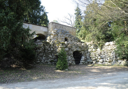 künstliche Höhle namens Himmel-Hölle